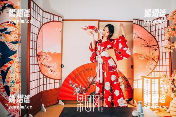 GIRLT果团网 - 夏天的热风中，王语纯的图包像是一份急需消化的美食，感觉自己都快变成了个摄像头！