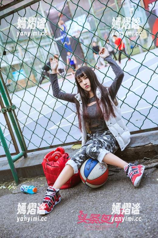 TouTiao头条女神 - 崔昭妍黑色原图——仿佛走进一个梦，感觉随时都会迷失。