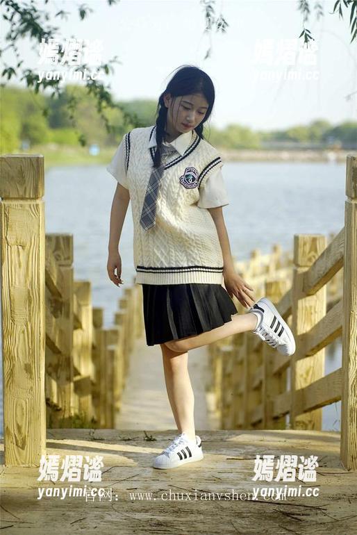 初夏女神 - 安妮与黑色西装的奇妙默契：这组写真，果然让人停不下来