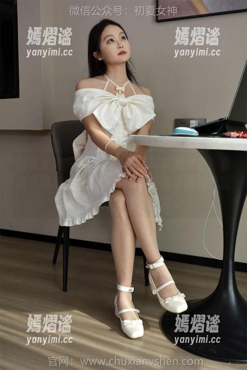 初夏女神-柒柒 初夏女神 - 柒柒黑白正装写真集来啦!最新作品让人觉得,她就像任何时刻都能出现在电影里的女主角。