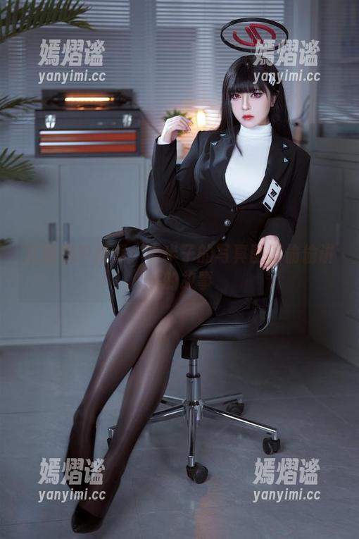在黑色中徘徊：半半子的写真图册偷偷讲述的故事