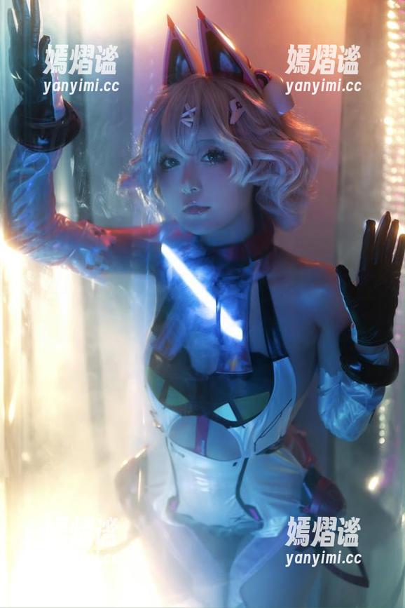 在发条少女yoki的自撮写真中，喵星人也爱摆Pose！