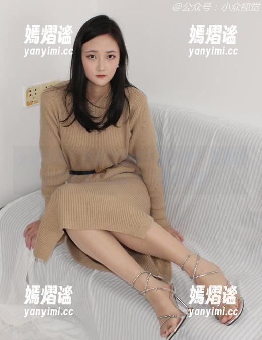 小众视觉 - 谁说职业装不能私密？蓉蓉的套图让我对职场有了新的幻想！