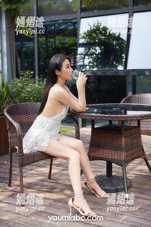 尤蜜荟 - 黑丝包裹下的合法萝莉——写真集分享，够不够你来解读？