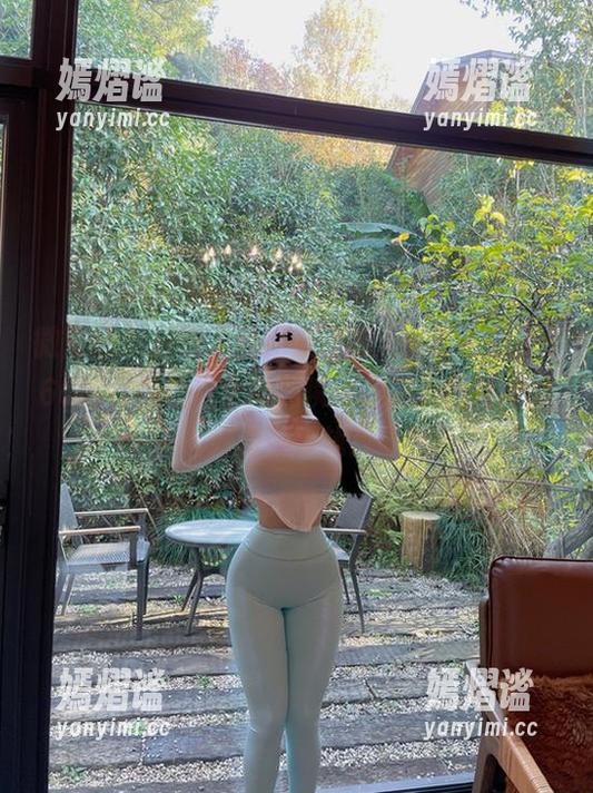 微密圈 - 白色，是纯洁还是无聊？左公子666的作品让这个问题瞬间浮现，图片中她好像在挑战我!