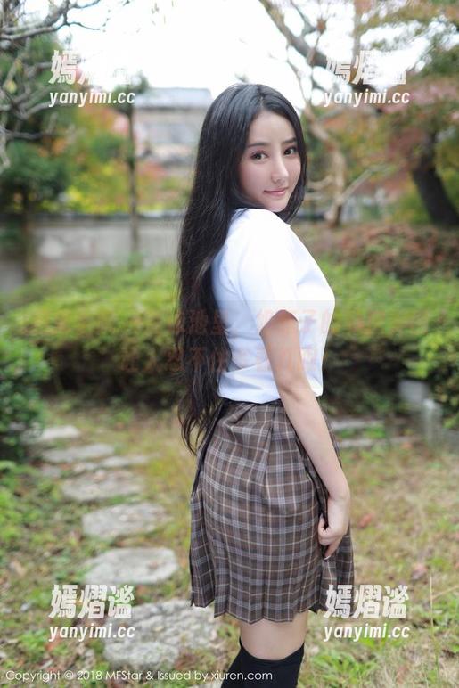 模范学院 - 在泳池里，奶瓶子的私房美图让人忍不住多看几眼！