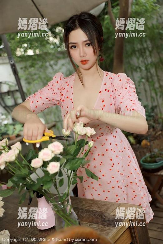 模范学院 - 原图里看妞妞koko的制服，照片则是另一种风情