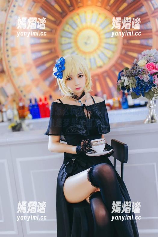 白纱原版套图怎么玩？来看看疯猫ss的cos，简直像是梦里走出来的仙女呢。