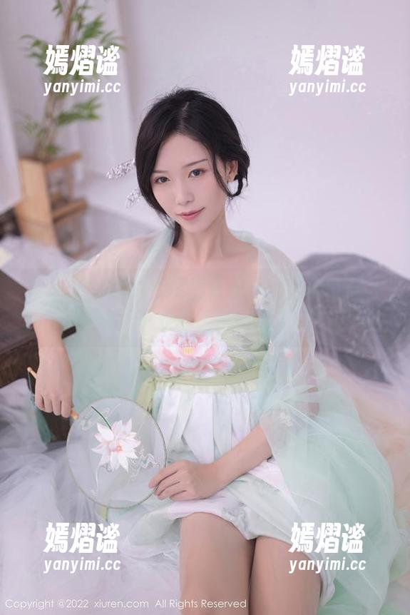 秀人网 - 这位眼镜美女——杨晨晨的高清图包，真是让人想多看几眼！