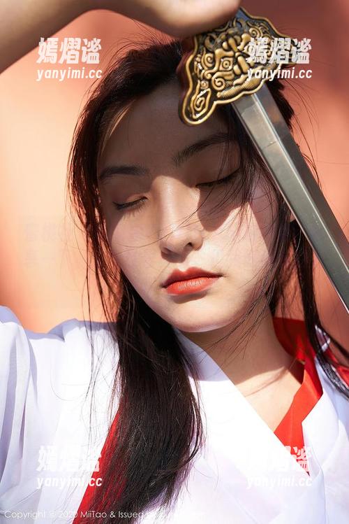 蜜桃社 - 韵莉娜VANILLA旅拍图集：分享一下，这个世界真美，但我好像有点走神？