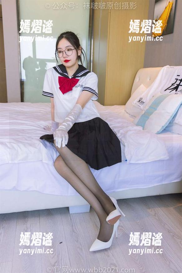 袜啵啵 - 不知道为什么，周周的最新裸足套图让我有点想起海浪的声音…你们也有这种感觉吗？