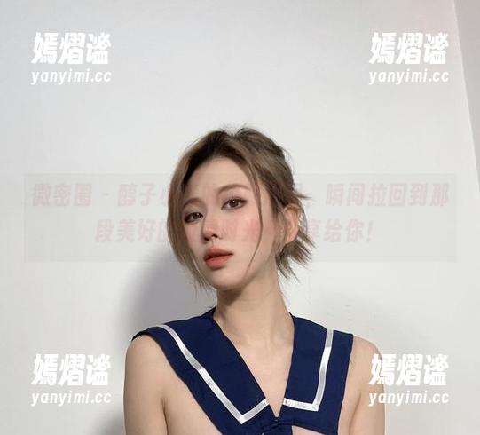 微密圈 - 醇子小姨的校服展现，瞬间拉回到那段美好的校园时光，分享给你！
