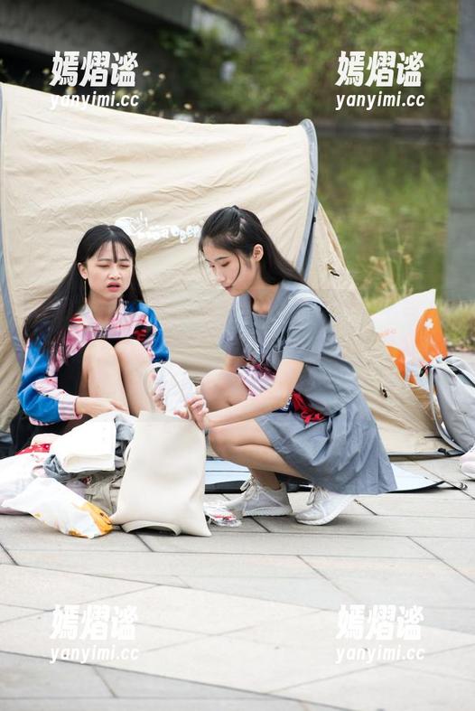魔镜街拍 - 私房只有婷婷懂，白色吊带连衣裙搭配黑丝美腿，简直是现实中的神话，每张都是故事！